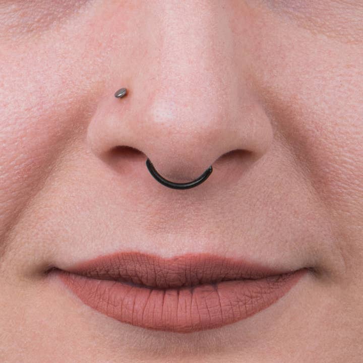 Titanium Marquise septumring met scharnierende opening van 1,2 mm dikte in zwart voor wholesale door Custom Plugs