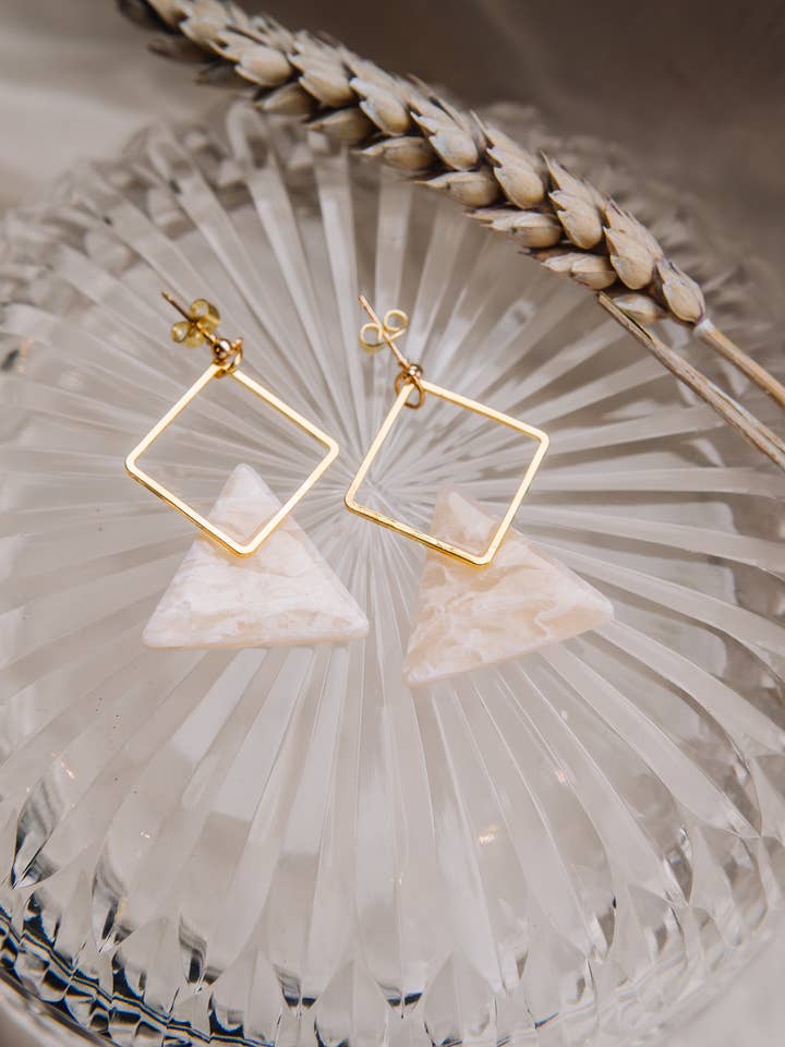 Faux Månsten Polymer Clay Örhängen för wholesale av Millburn Place