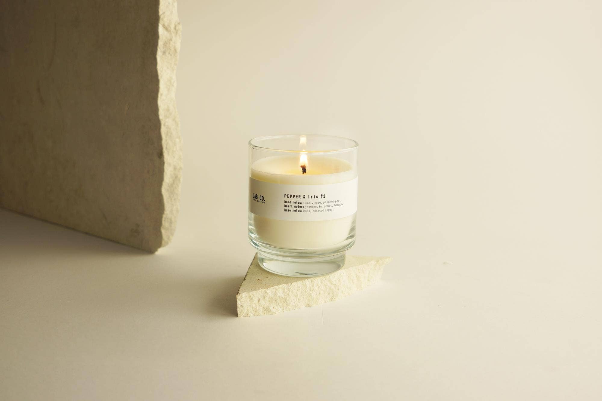 SEVENREEDS – Vela em jarro/copo por atacado – Vela de cera vegetal LAB CO. #3 Pimenta & Íris 200 g1