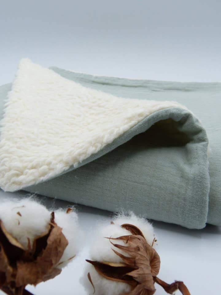 Clotilde tæppe i økologisk bomuld - Vandgrøn for engroshandel hos Tijala