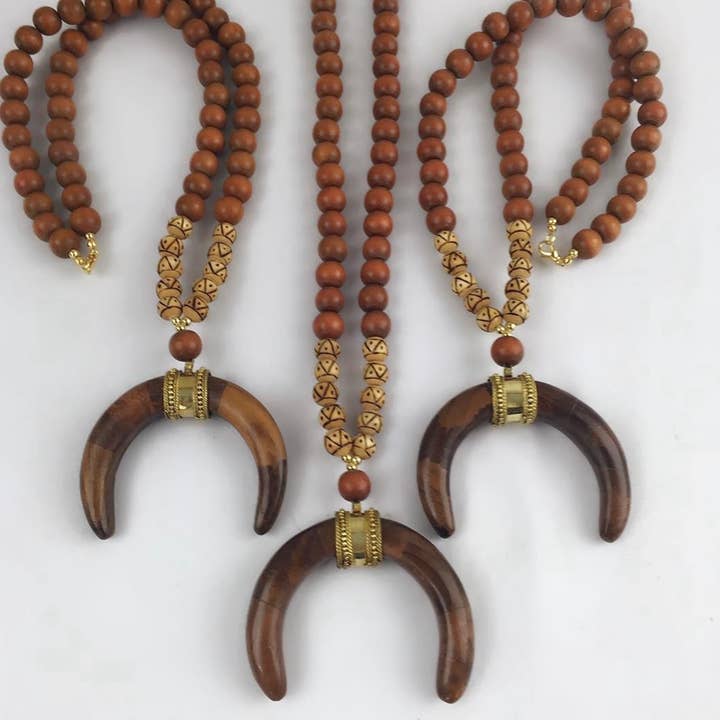 Le Collier Court Maya pour la vente par Tweeds and Beads