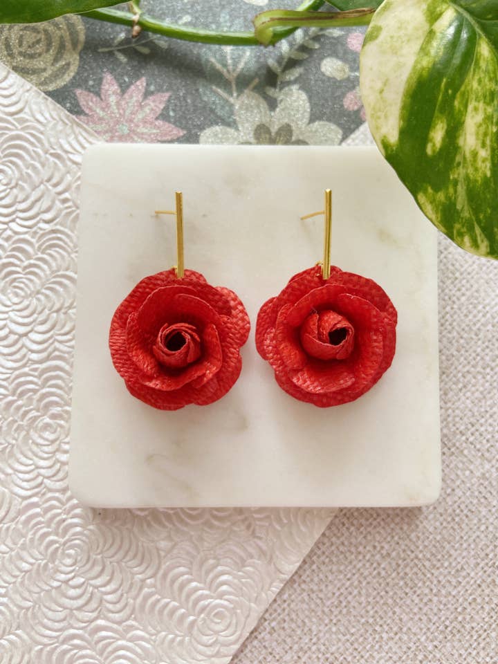 Boucles d'oreilles en fibre de banane naturelle Dangling Rose Roses pour la vente par Hola! I'm Back