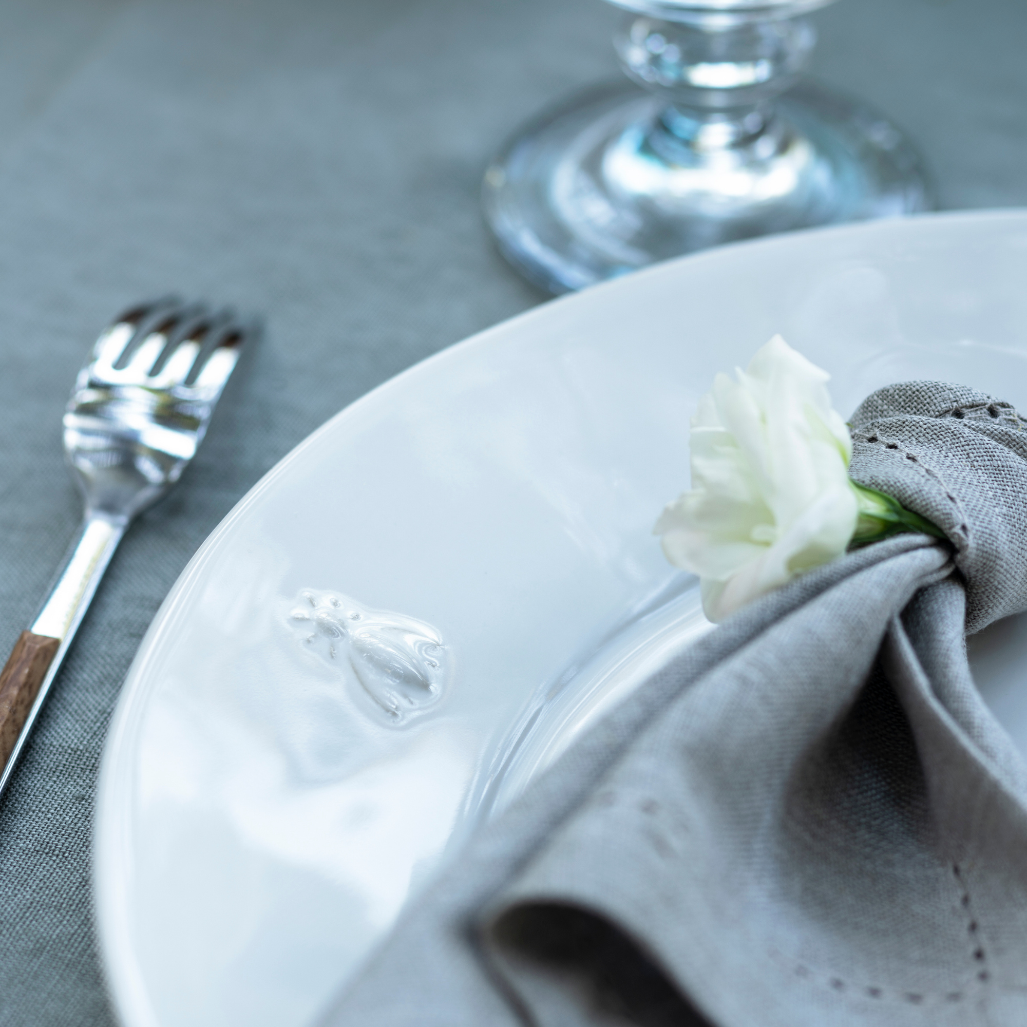 La Rochere - Wholesale Dinner Plate - Bee Ceramic Dinner Plates — Set of 45