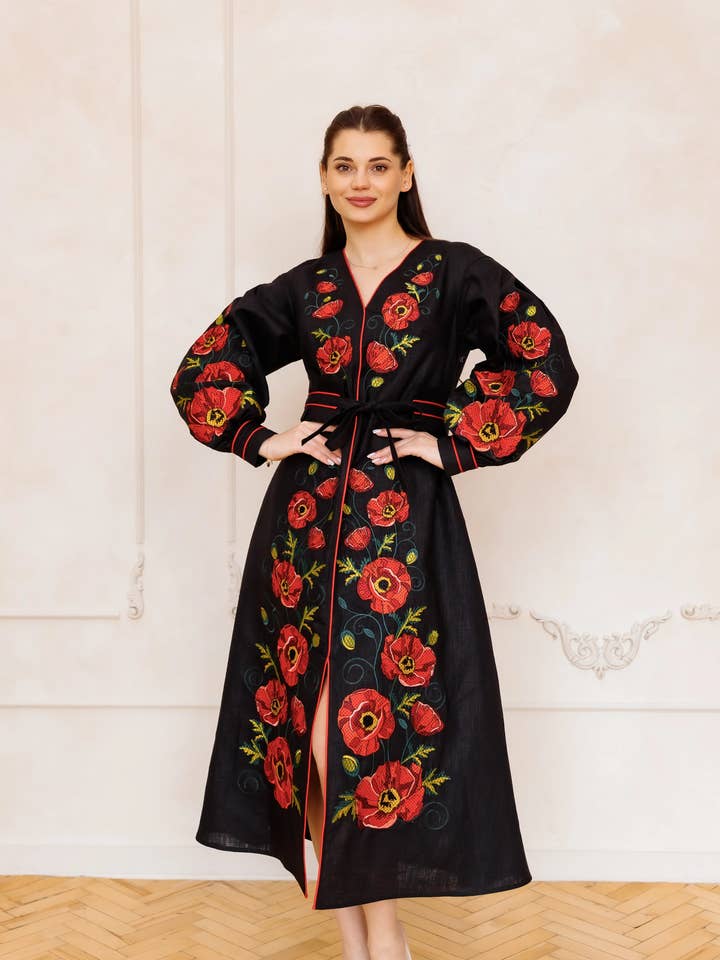 Robe Bohème Femme Brodée Charisma Noire pour la vente par Galychanka
