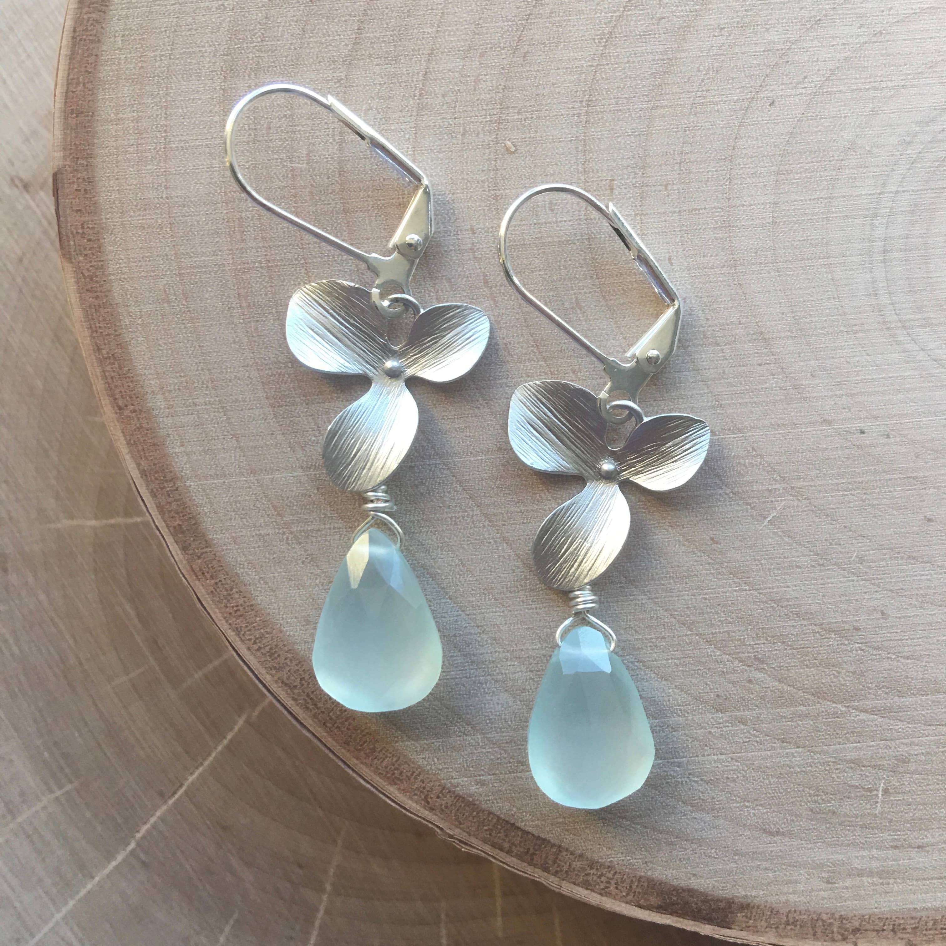 Dana Herbert – wholesale Hängande örhängen – Silver Magnolia Flower + Ädelstensörhängen3