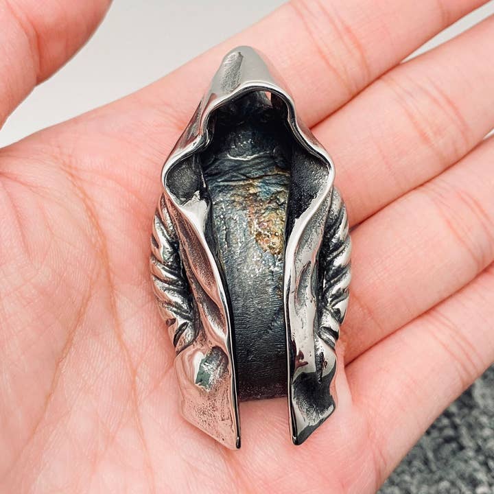 Pendentif Assassin Cape Charm en acier inoxydable - MJ/MNP pour la vente par Mio Queena