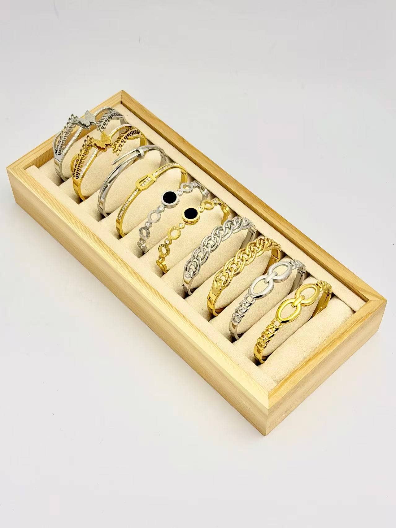 COSMOS – Großhandel Schmucksets – Los 10 verschiedene Manschettenarmbänder aus elegantem Edelstahl0