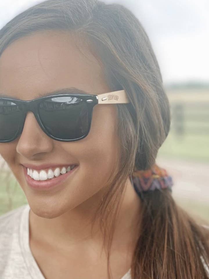 Schwarze Retro-Sonnenbrille aus Bambus für den Großhandel von The Front Porch Label