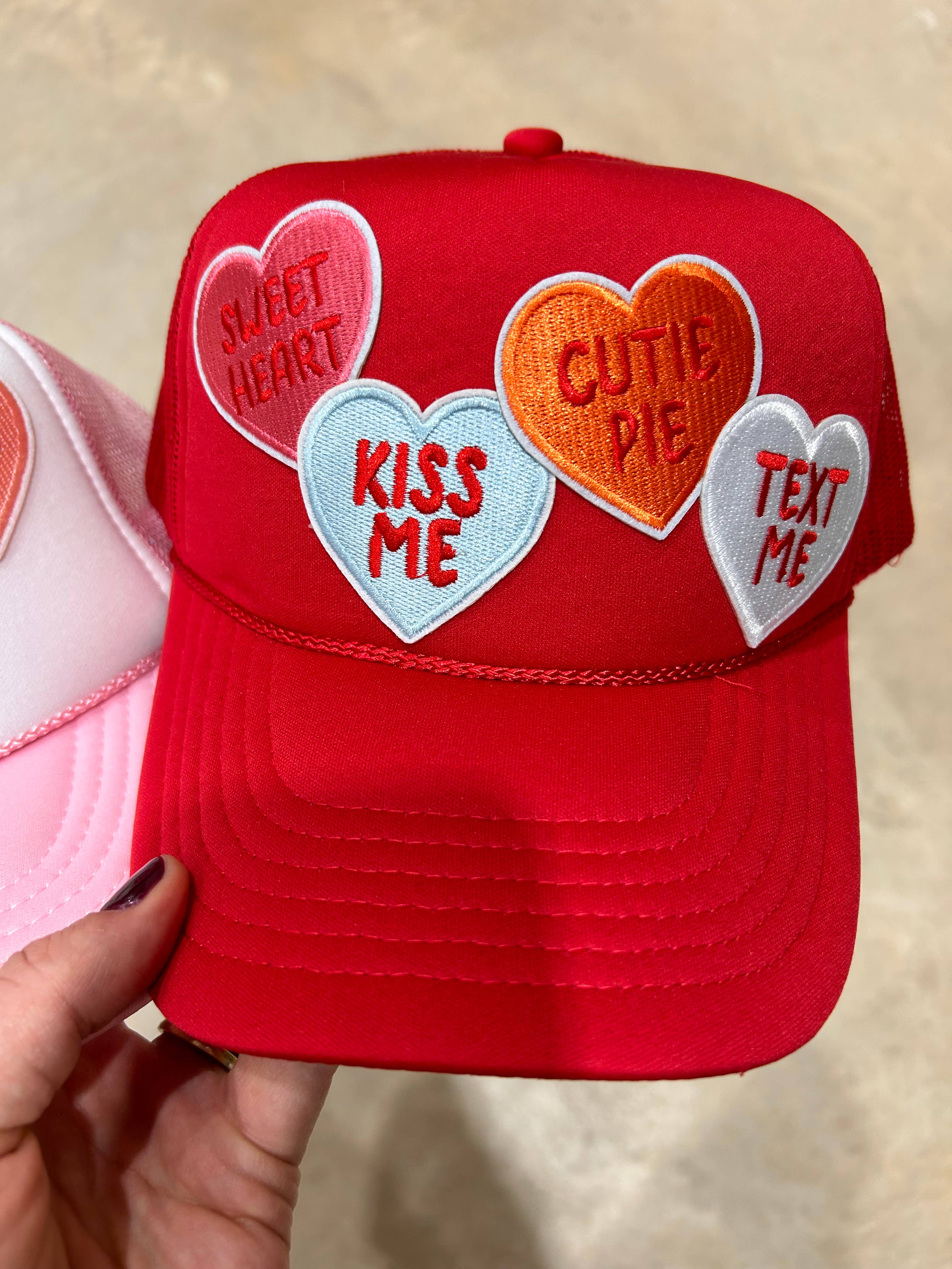 Vibes Hat Company - Wholesale Truckerpet - Dames - Sweet Conversation Hearts Trucker | Valentijnsmuts | Cupido |0