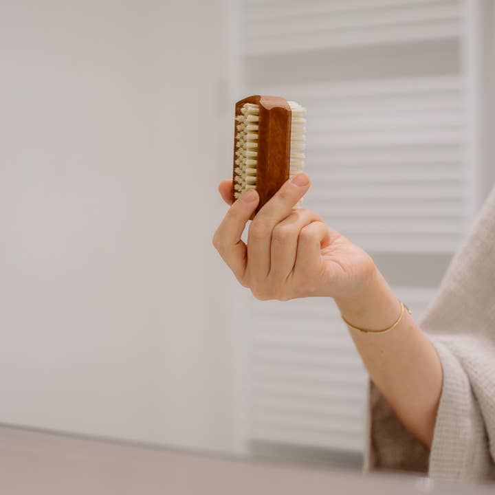Große Nagelbürste aus Birnenholz für den Großhandel von Croll & Denecke
