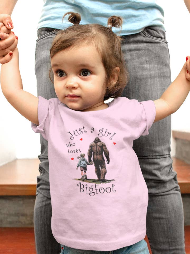 Squatchin’ Country - Vente T-shirt sérigraphié – enfant - Just a girl who loves Bigfoot - chemise pour jeunes/tout-petits (rose)1