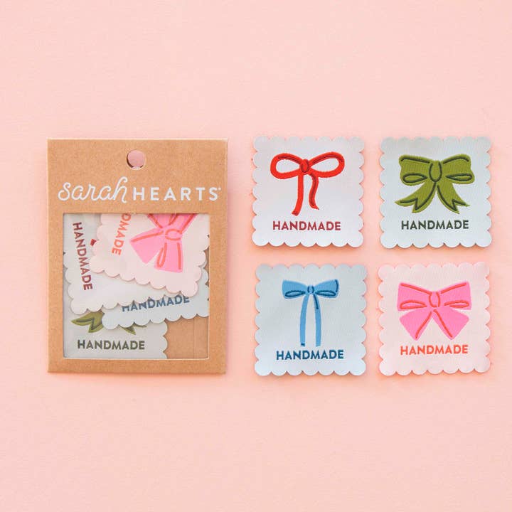 Multipack d'étiquettes de couture tissées larges Bows pour la vente par Sarah Hearts