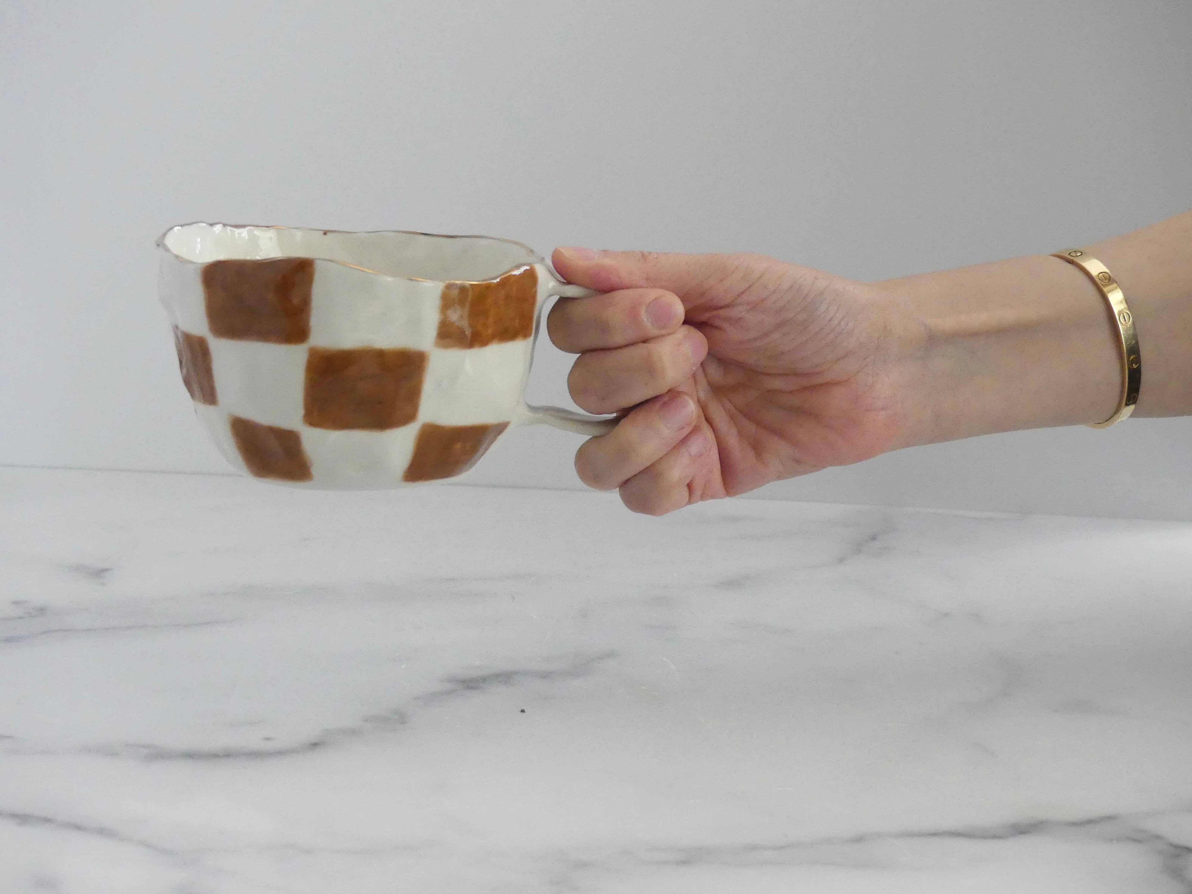 Design by Pouneh - Vente Tasse à café - Tasses pincées artisanales à damier 10 oz avec lustre doré 24 carats5