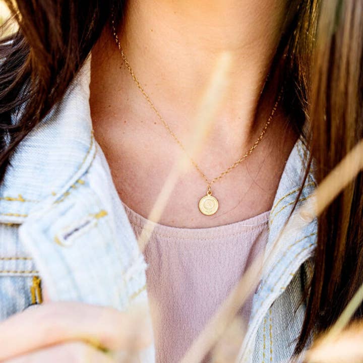 A Worthy Brand - Vente Colliers à pendentif - Collier Féministe - Collier Femme Symbole Disque1