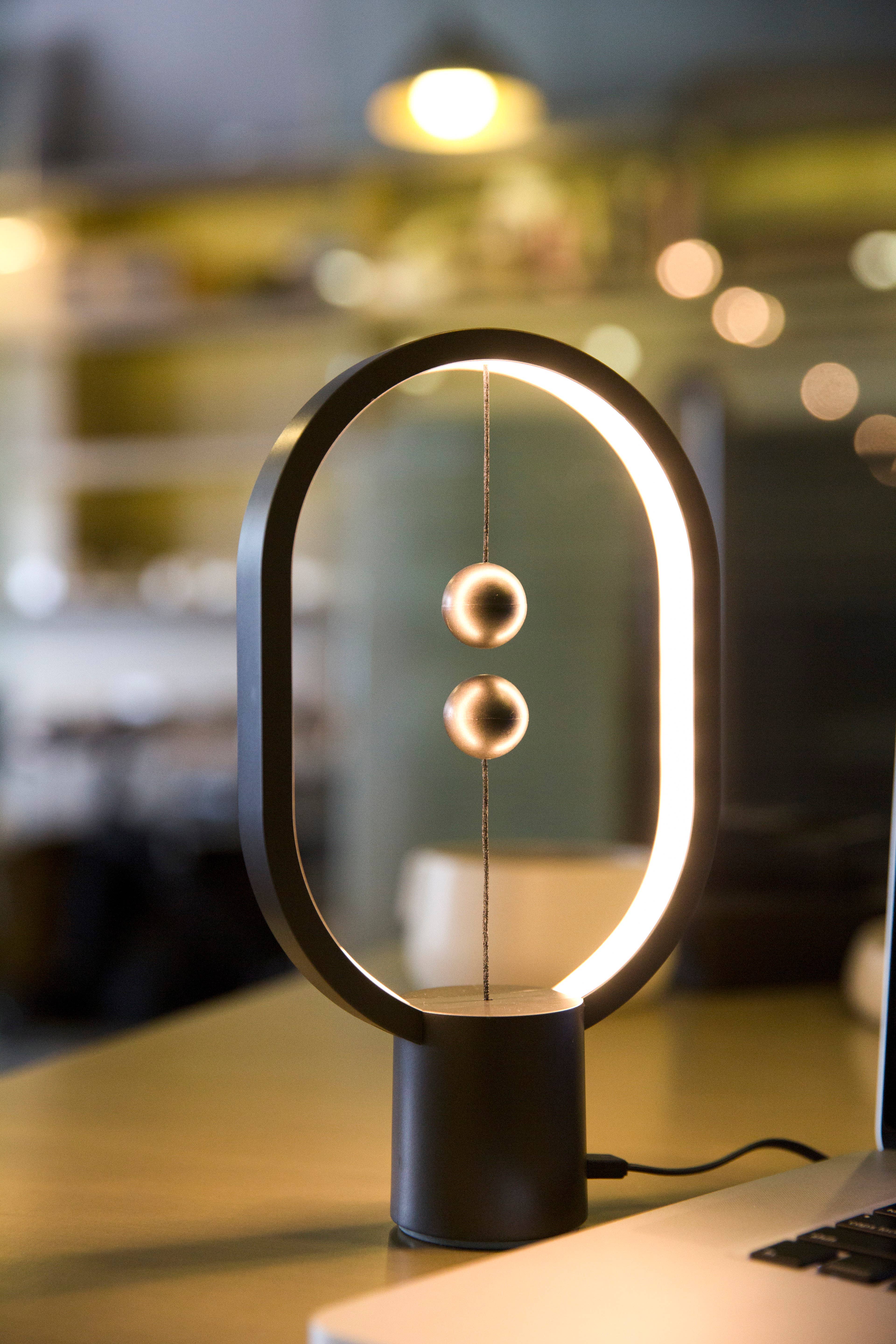 Allocacoc DesignNest – Großhandel Akzent-/Schreibtischleuchte – Heng Balance Lampe Ellipse, Kunststoff, USB-C, regulär und klein12