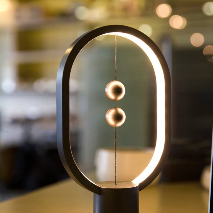 Allocacoc DesignNest – Großhandel Akzent-/Schreibtischleuchte – Heng Balance Lampe Ellipse, Kunststoff, USB-C, regulär und klein12