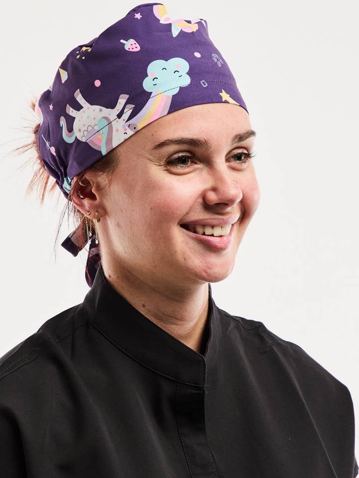 Calot Médical Imprimé - Motifs Magiques Violet for wholesale by AELIN