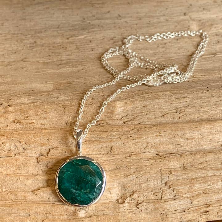 Asia West – Großhandel Kette mit Anhänger/Charm – Halskette aus rohem Smaragd – 14 mm Stein, 20" Kette4