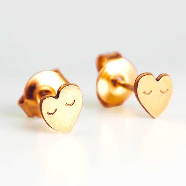 Hjärtformade örhängen i 1 mikron guldplätering för wholesale av Adorabili