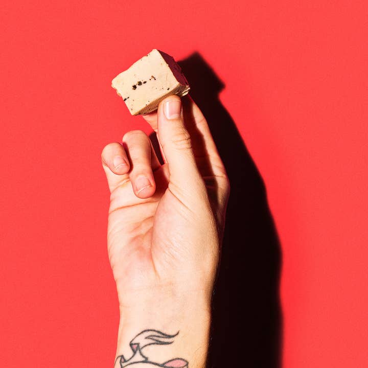 Mommus – Engroshandel Ost – Dette er ikke en semi-modnet ost med pink peber, 135 g2