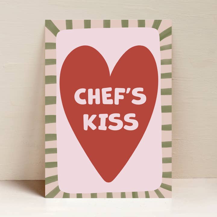 A4 Konsttryck - Chef's Kiss. Färgglad och rolig köksväggkonst för wholesale av From Rosalie