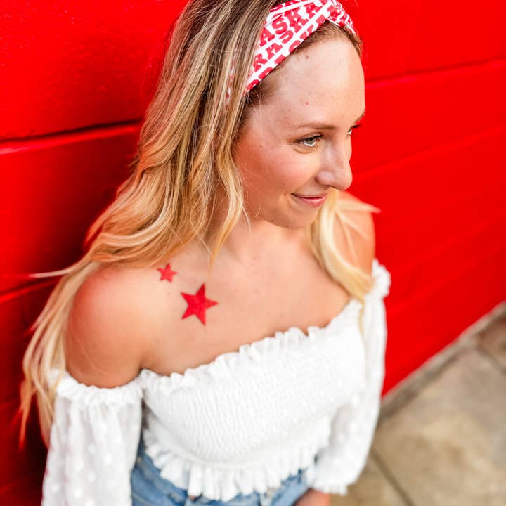 Ruby Red Threads – wholesale Pannband - Dam – Rött Nebraska-tryckt Turband-pannband1