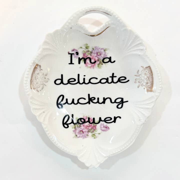 Assiettes Vintage à Jurons - "Je suis une putain de fleur délicate" pour la vente par Un Peche Mignon