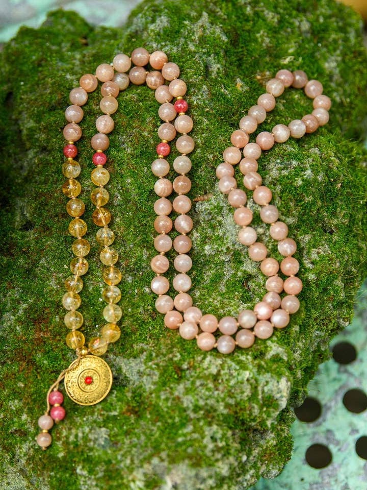 Mala en pierre de lune pêche et citrine avec 108 perles et pendentif en or pour la vente par Samadhi Mala Beads