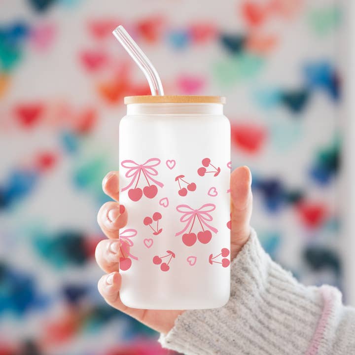 Kersenstrik Glazen IJskoffiebeker met Bamboedeksel & Rietje voor wholesale door Love Mae Co.