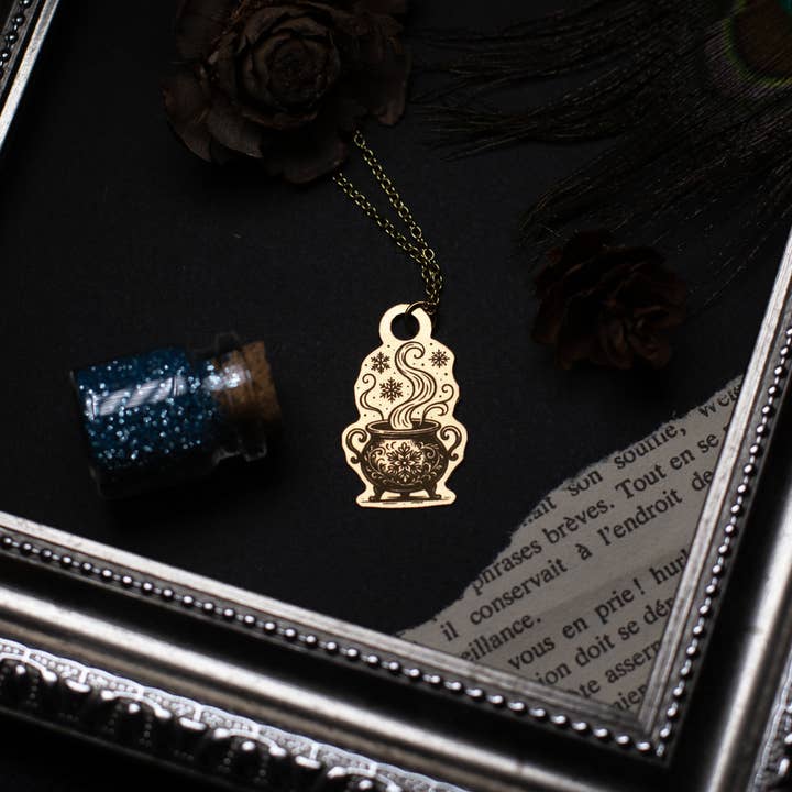 Magie Froide - collier pendentif en laiton chaudron pour la vente par noemie zomby