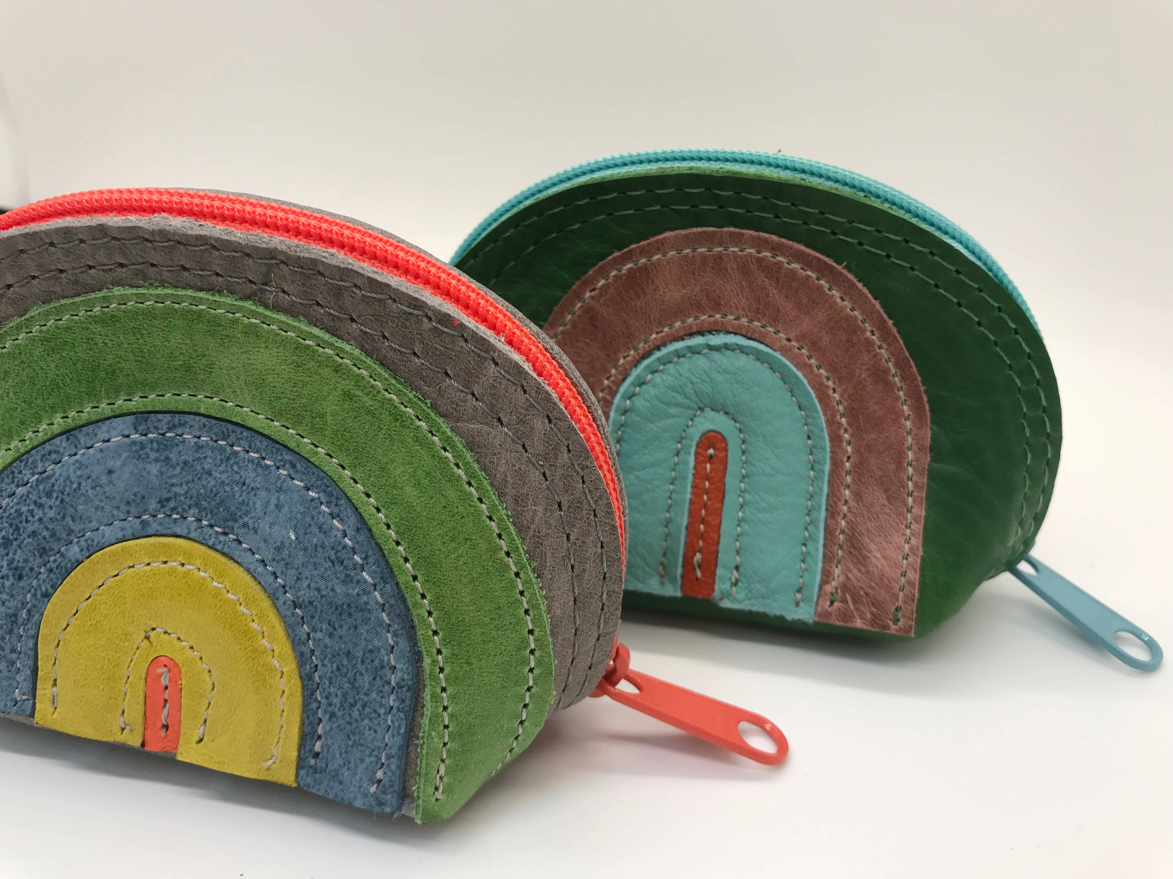 Vicki Jean Leather Design Co. – wholesale Påse - Dam – DJ Pouch Regnbåge Läderapplikation1