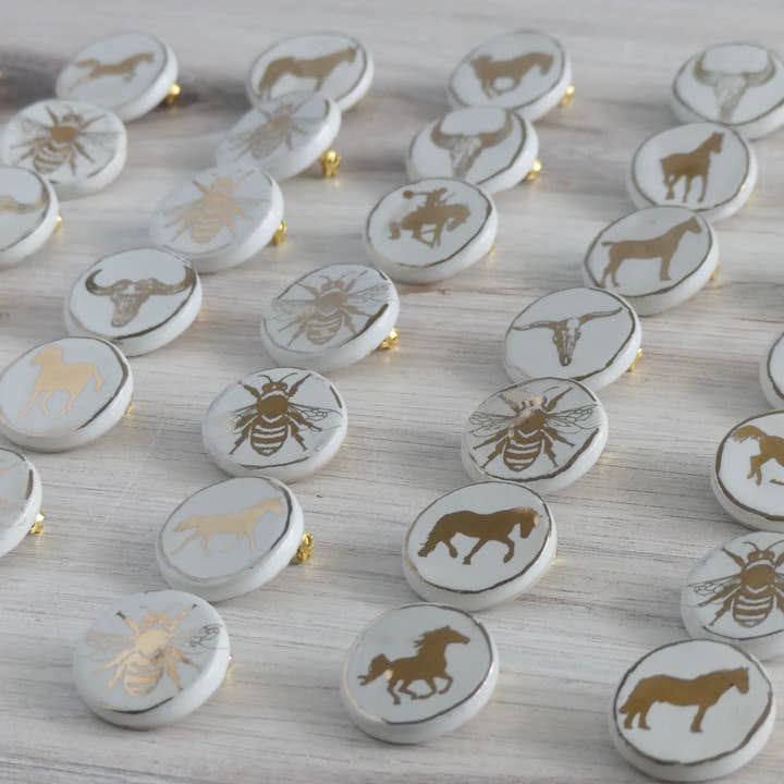 Broche en céramique faite main avec lustre en or 24 carats pour la vente par Design by Pouneh