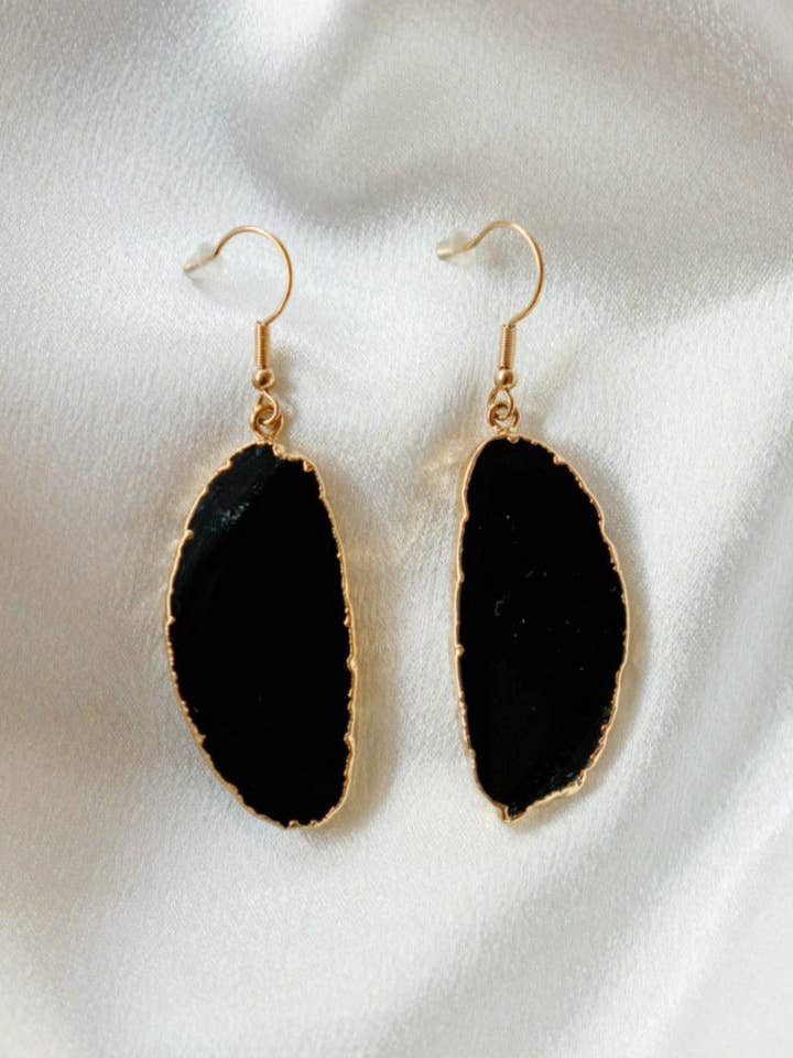 Orecchini a lobo con fetta di agata nero jet – Grande pietra naturale con perni placcati in oro 18K per la vendita all'ingrosso da parte di Aqua Brasil LLC