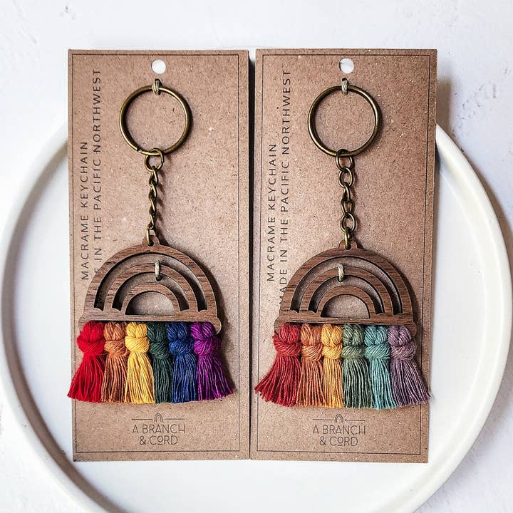 A Branch & Cord - Vendita all'ingrosso Portachiavi - Unisex - Portachiavi Arcobaleno in Macramè con Legno - Colori Tenui / Orgoglio