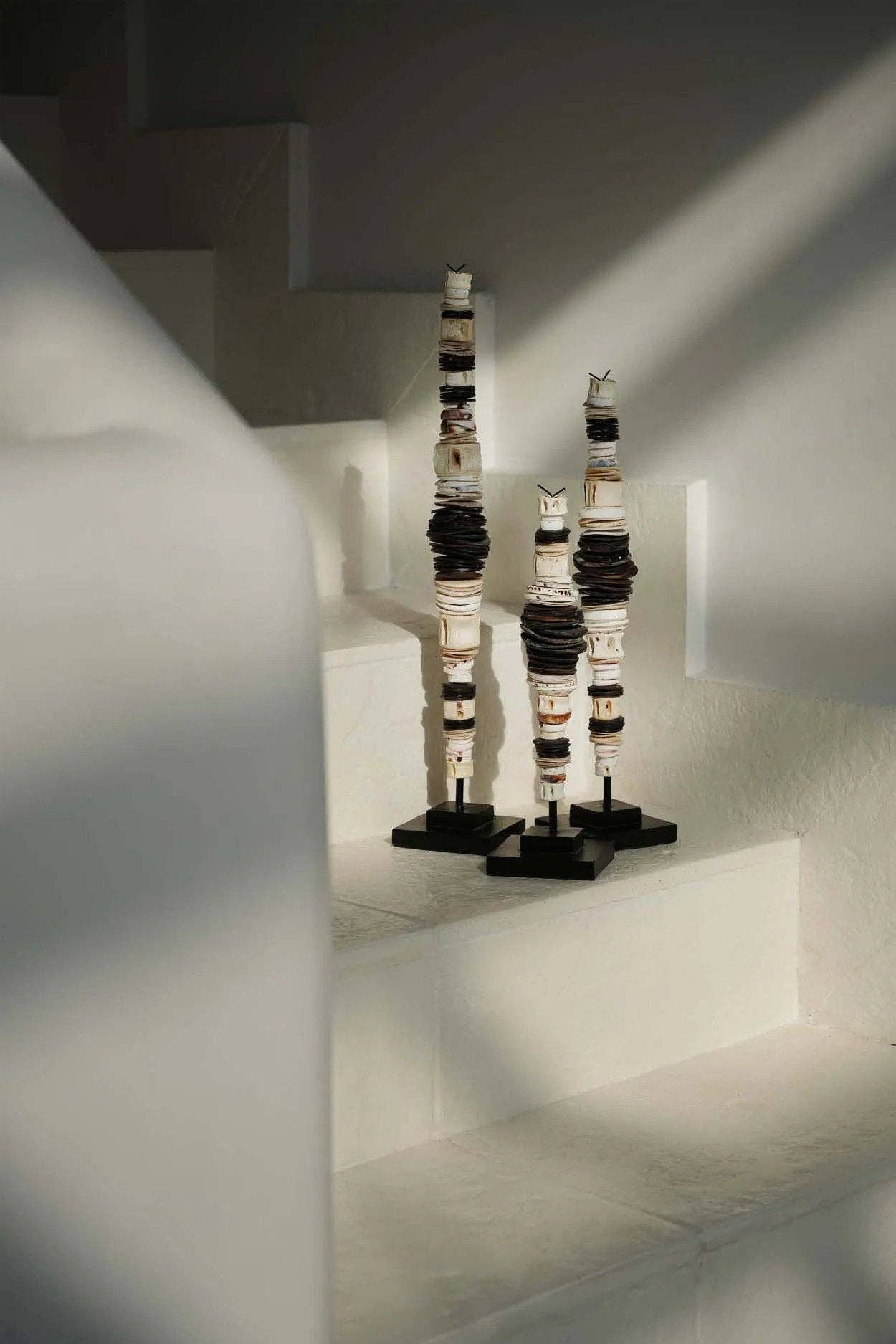 Bazar Bizar Living – Objeto de mesa decorativo por atacado – Concha decorativa em suporte – Preto e branco – Tamanho L3