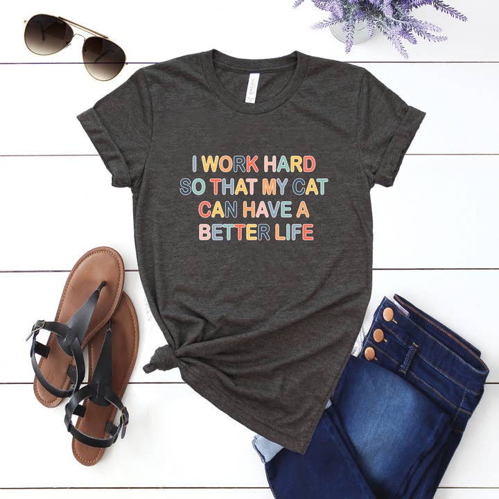 Jeg arbejder hårdt, så min kat kan få et bedre liv Shirt, Sjov for engroshandel hos Tee Story