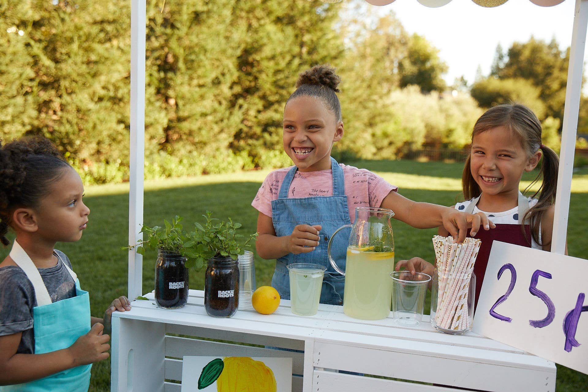 Jeans Avental de cozinha infantil em denim Ayesha Curry para venda a revendedores na Faire7