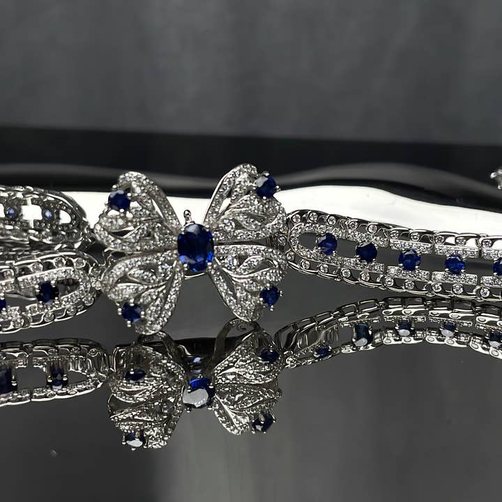 Collier ras de cou papillon en saphirs naturels pour la vente par Daniel's Gift