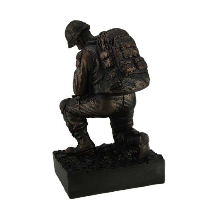 Zeckos – Estatueta decorativa por atacado – Saudação Silenciosa Soldado Militar de Ajoelhar com Estatua2