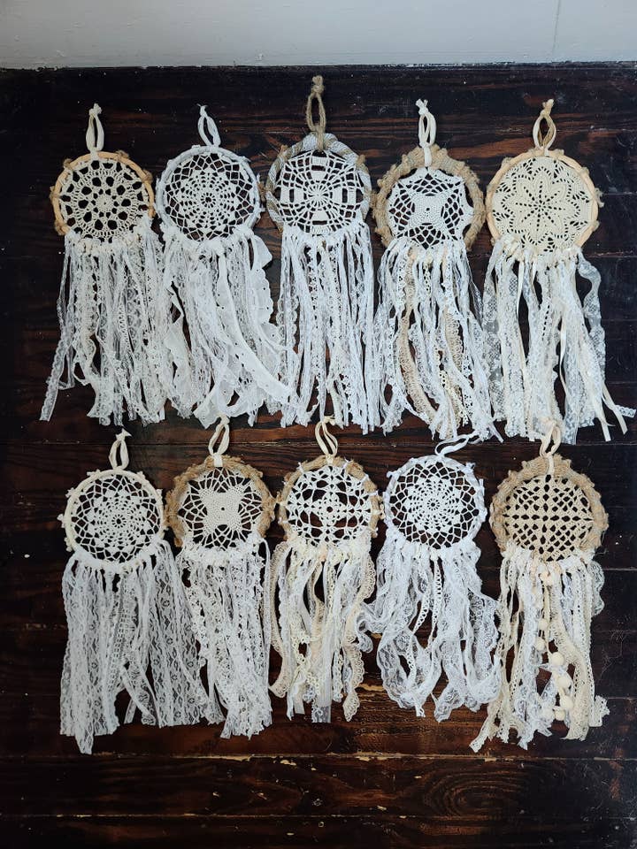 Petits attrape-rêves en dentelle pour la vente par The Woven Muse