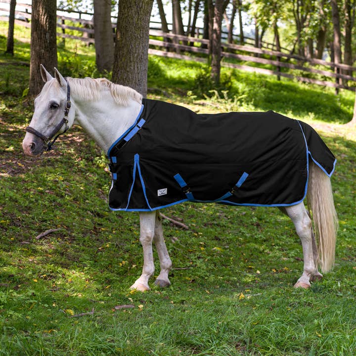 Couverture de sortie TuffRider Comfy-Fit de poids moyen à encolure standard en ripstop avec ouverture de cou réglable - 1200D, 200 GSM pour la vente par JPC Equestrian
