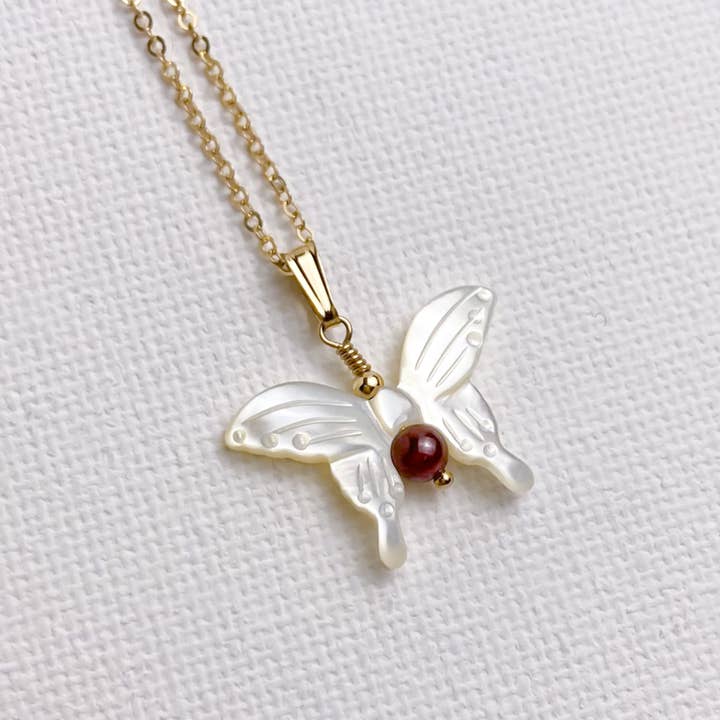 Januar Fødselssten Sommerfugl i Perlemor og Granat for engroshandel hos Isabella Jolie Jewelry