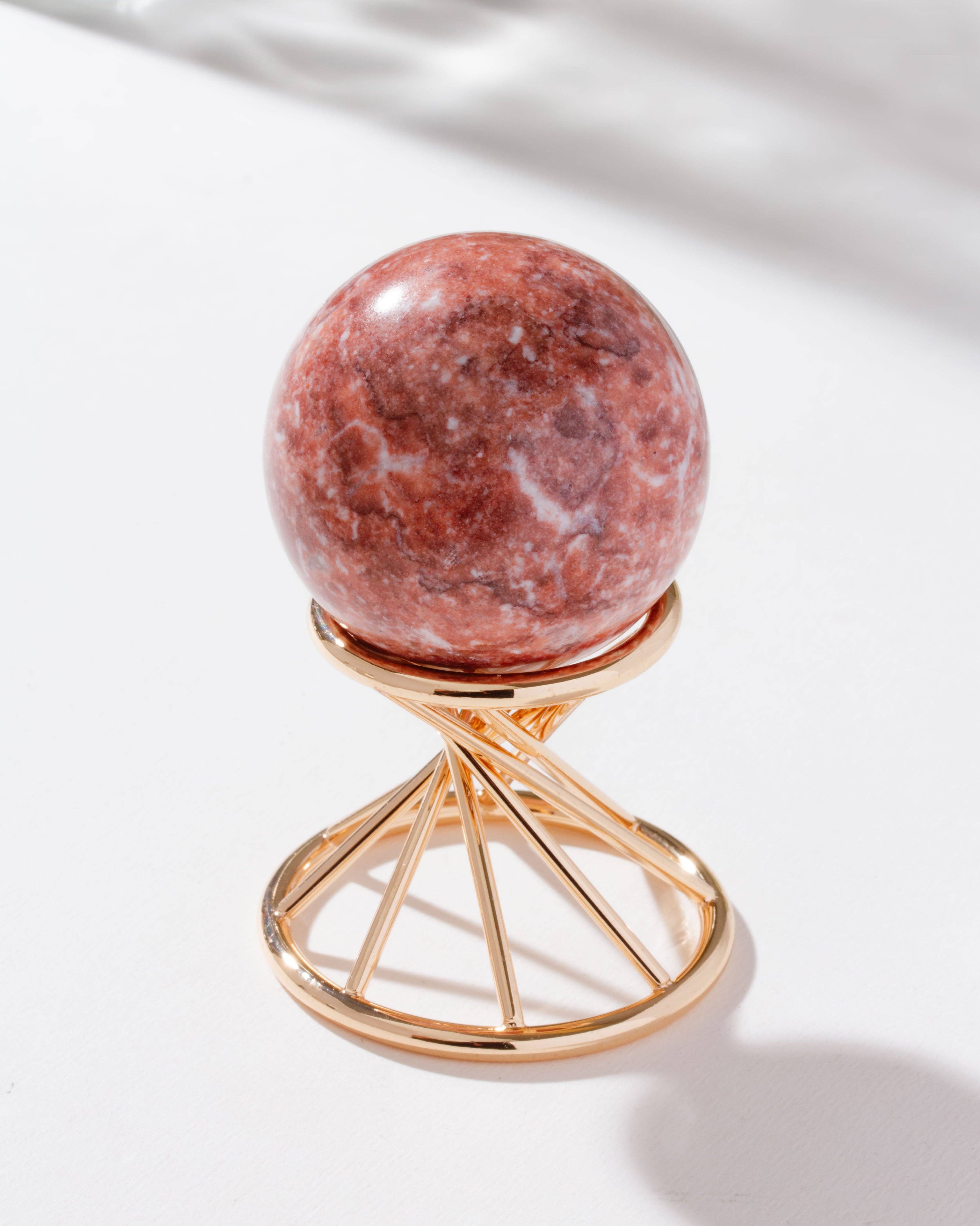 Luna Norte – wholesale Dekorativt bordsobjekt – Good Vibration's rosa kalcitklot med stativ2