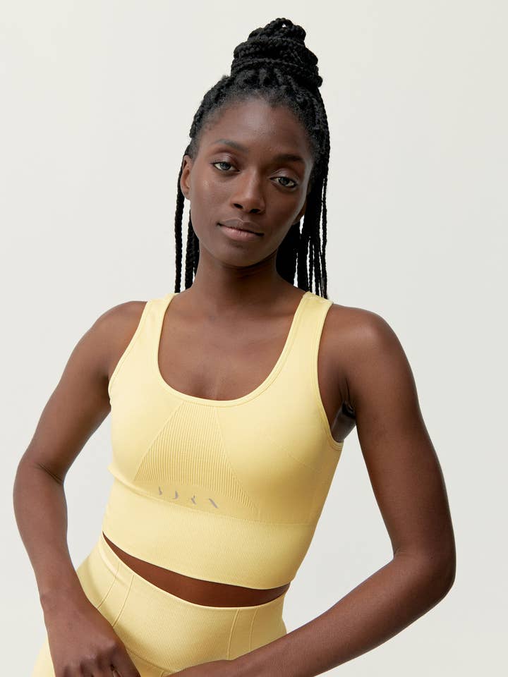 Top morbido giallo Urdhva per la vendita all'ingrosso da parte di Born Living Yoga