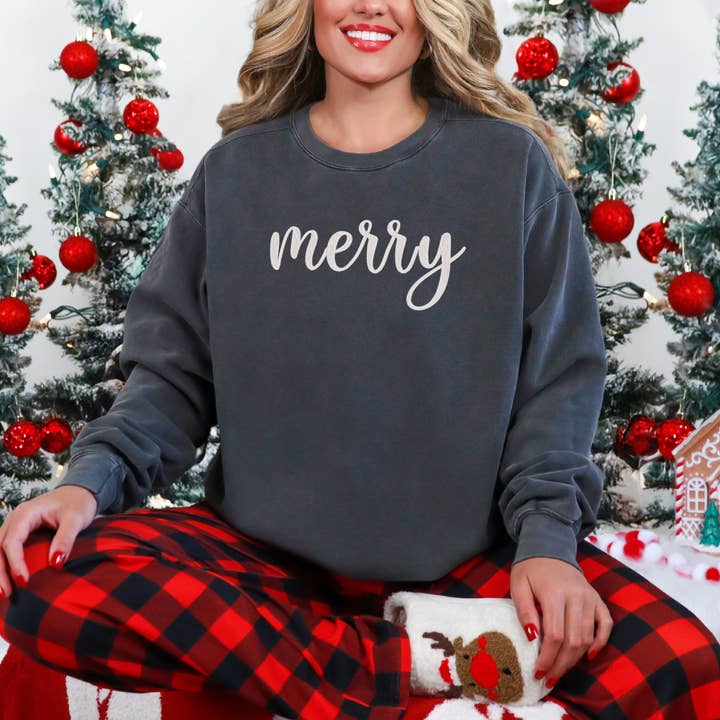 Sweatshirt graphique teinté pour femme avec broderie "Merry" en cursive pour la vente par Olive And Ivory Wholesale