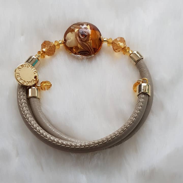 Murano armbånd med tigerøjemedaljon for engroshandel hos les secrets de Louisette