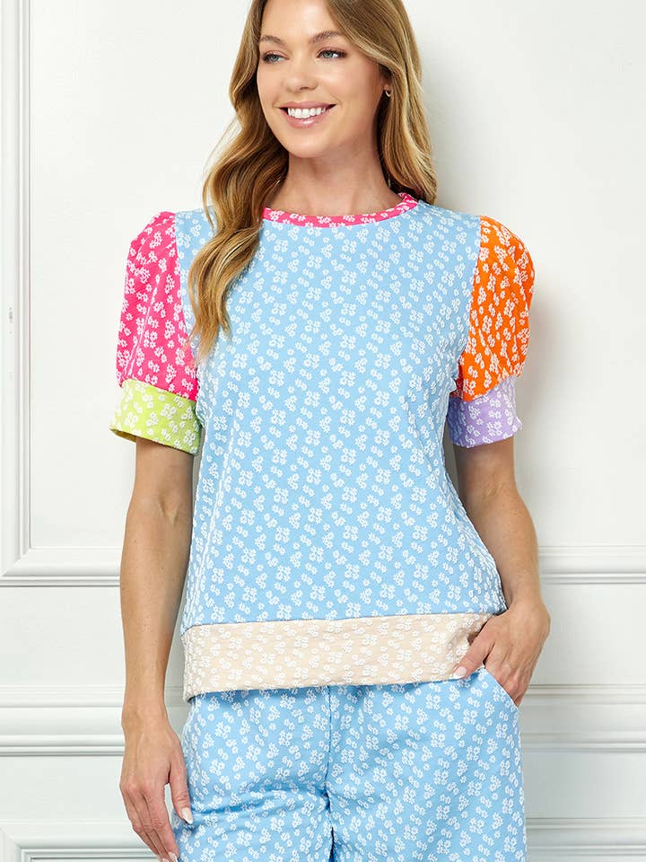 T4191 Color-mix floral top with playful puff sleeves for wholesale by See and Be Seen