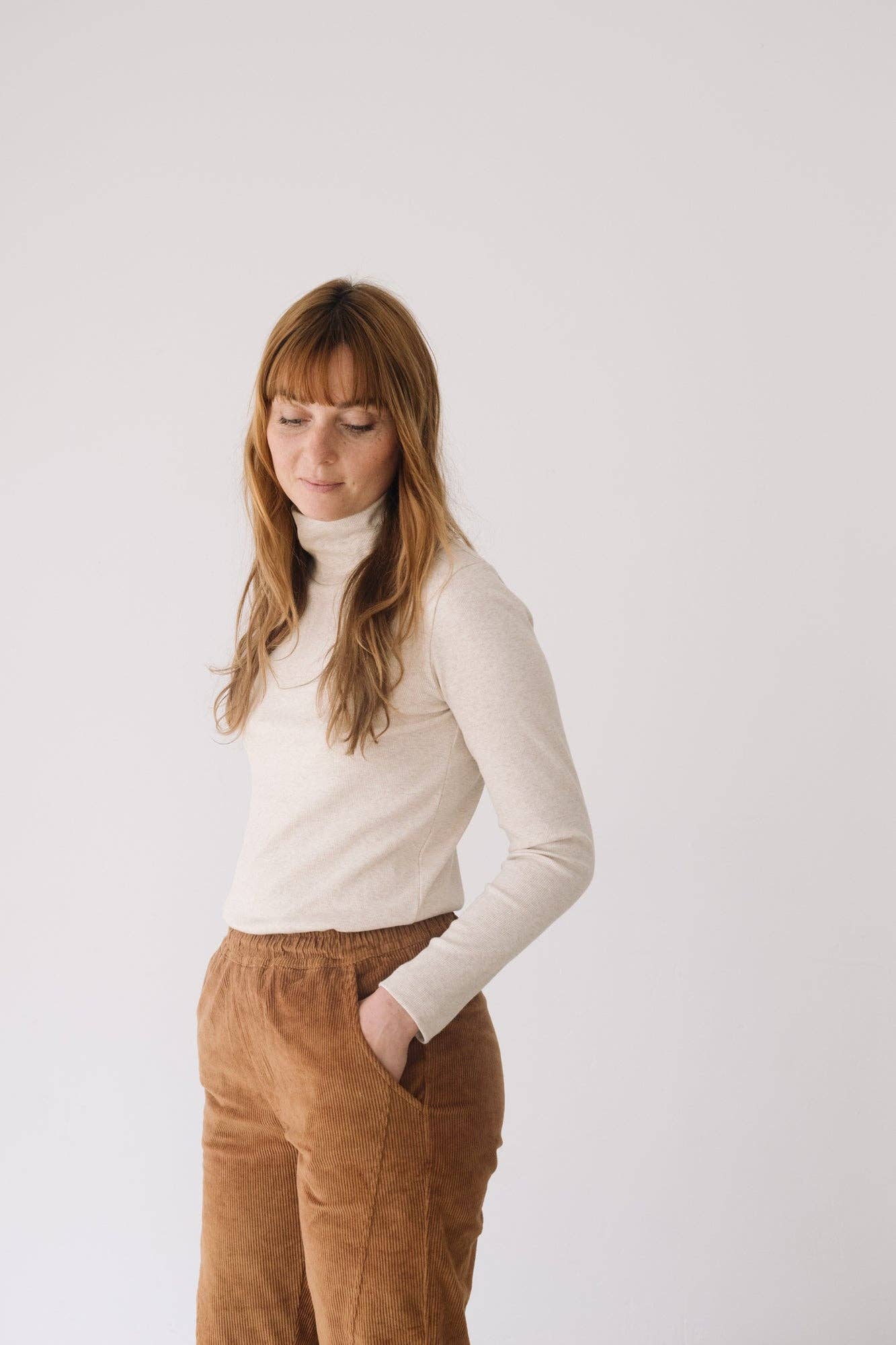 White Top orgánico de cuello alto acanalado en blanco for wholesale on Faire2