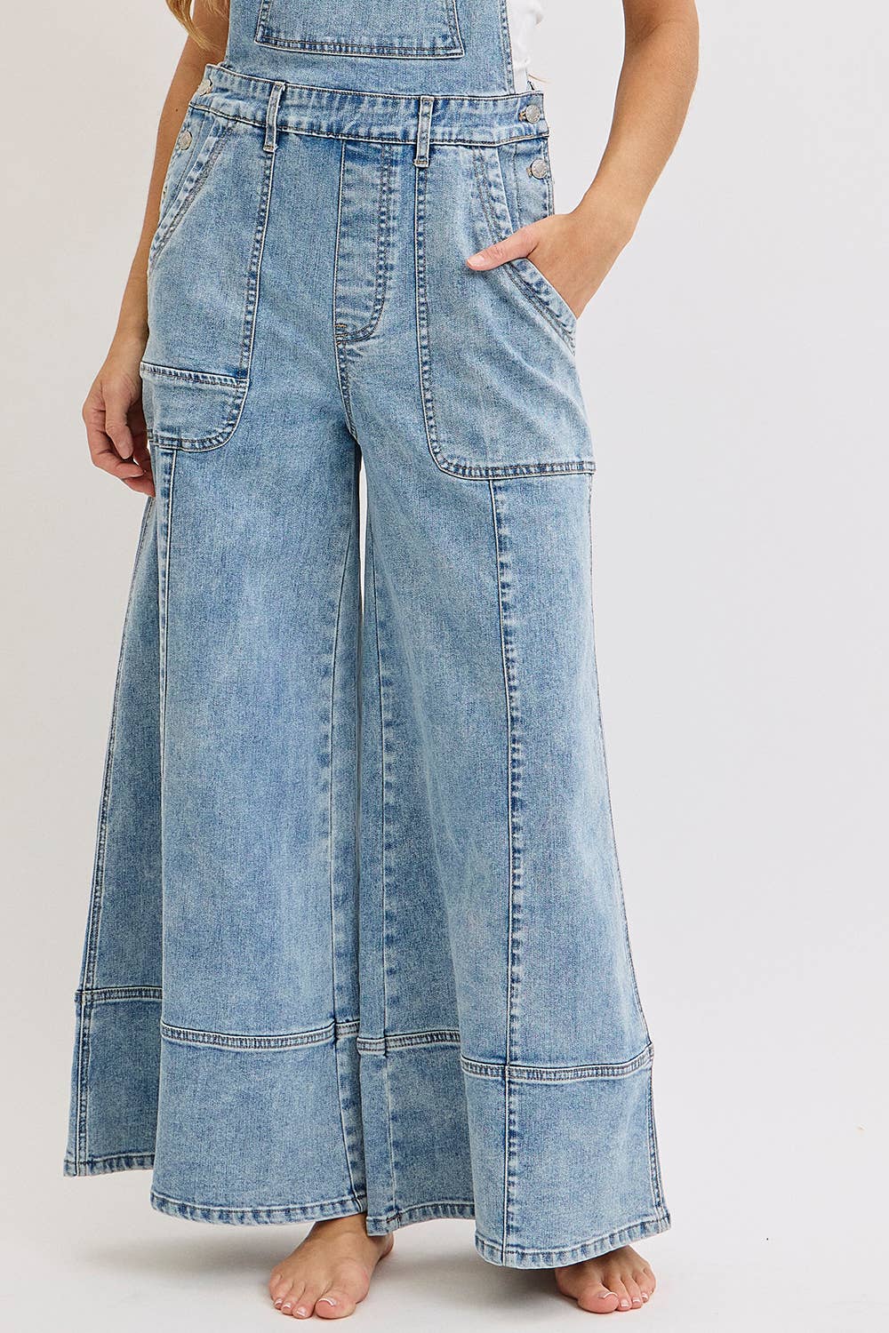 DENIMBLAUW DENIM OVERALL MET WIJDE PIJPEN voor groothandel op Faire23