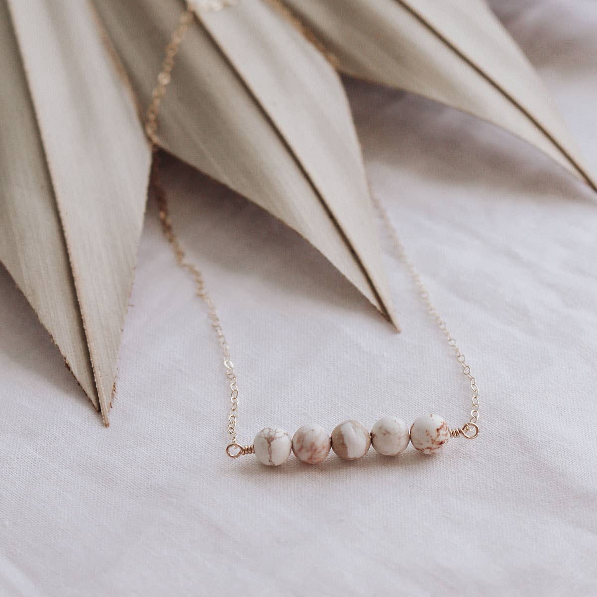 Eden Rae - Vente Colliers à pendentif - Collier barre de pierres précieuses en variscite blanche3